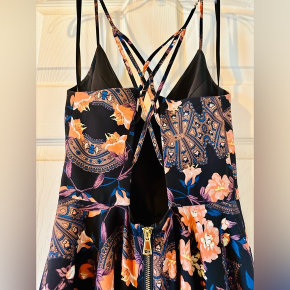 Bebe x Naven Floral Criss Cross Back Dress - Picture 5 of 7